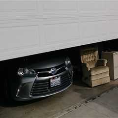 Can garage doors be opened manually?
